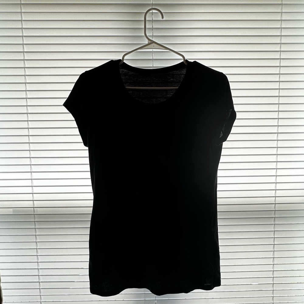 Black short sleeve tee